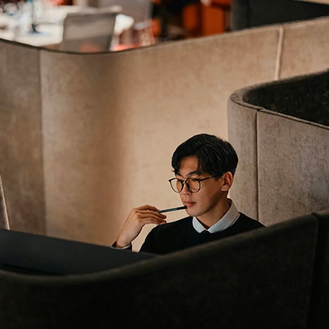 man-som-sitter-framför-dator man-som-sitter-framför-dator