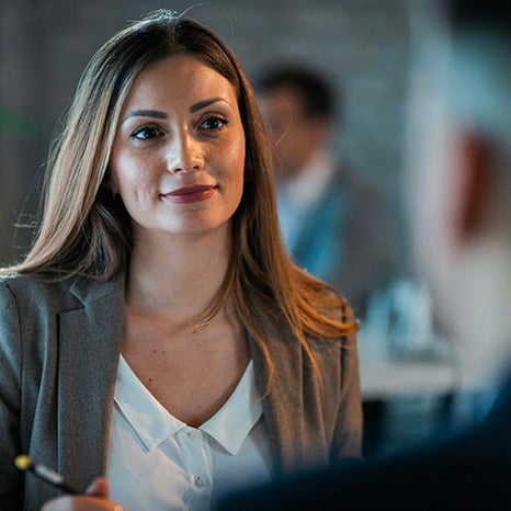 kvinna-som-ler kvinna-som-ler