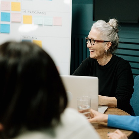 kvinna-motesrum-kollegor kvinna-motesrum-kollegor