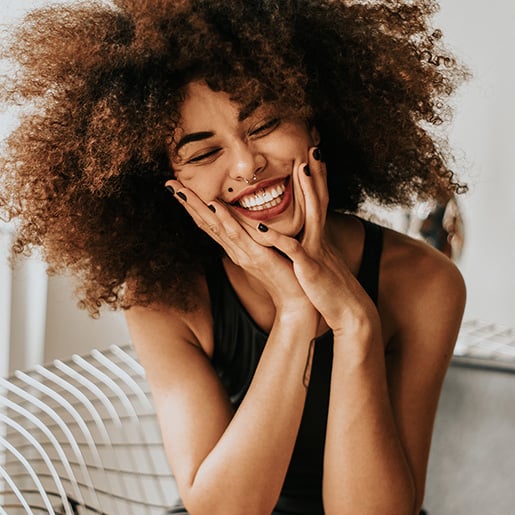 kvinna-som-ler kvinna-som-ler