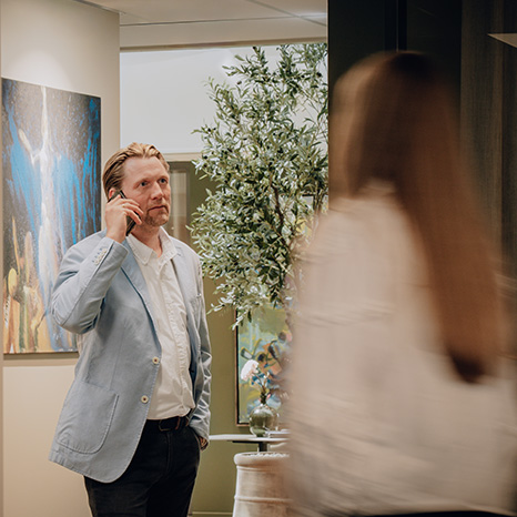 amesto anställd som pratar i telefon