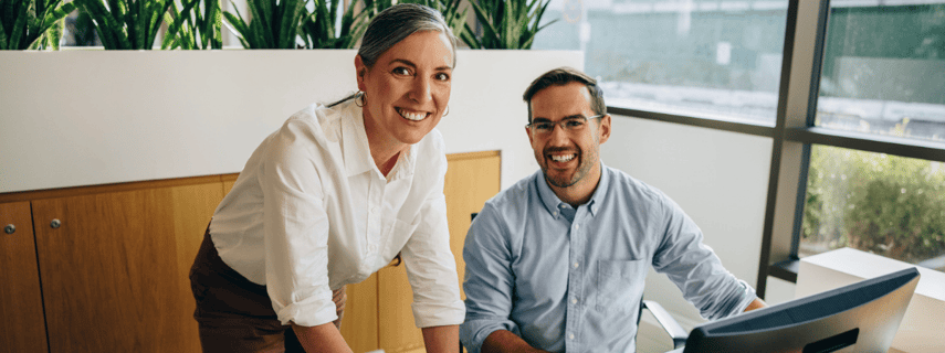 två-personer-ler-mot-kameran