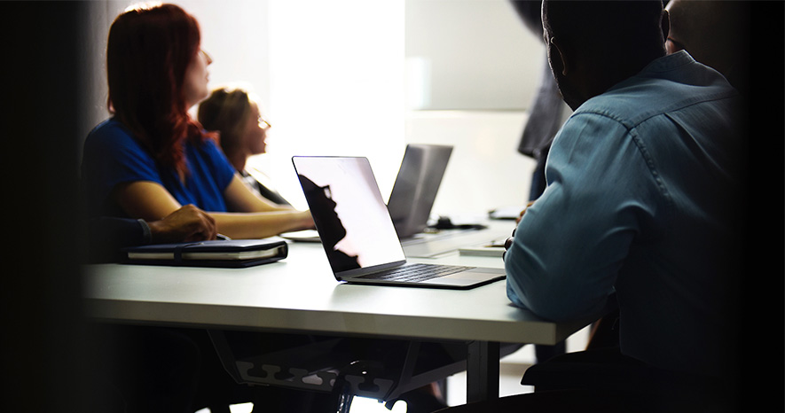 personer-som-sitter-vid-datorer