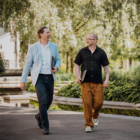 amesto anställda promenerar