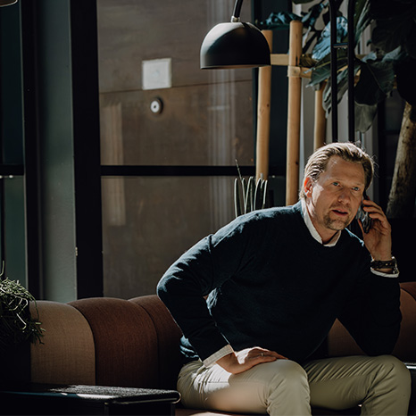 amesto anställd pratar i telefon