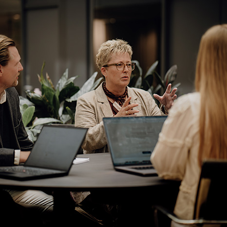 amesto anställda i möte