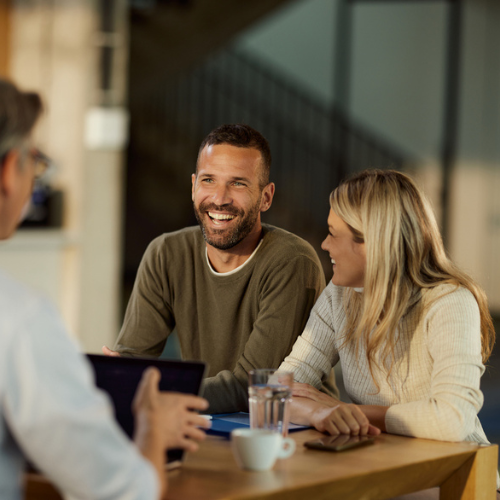 kvinna och man som skrattar