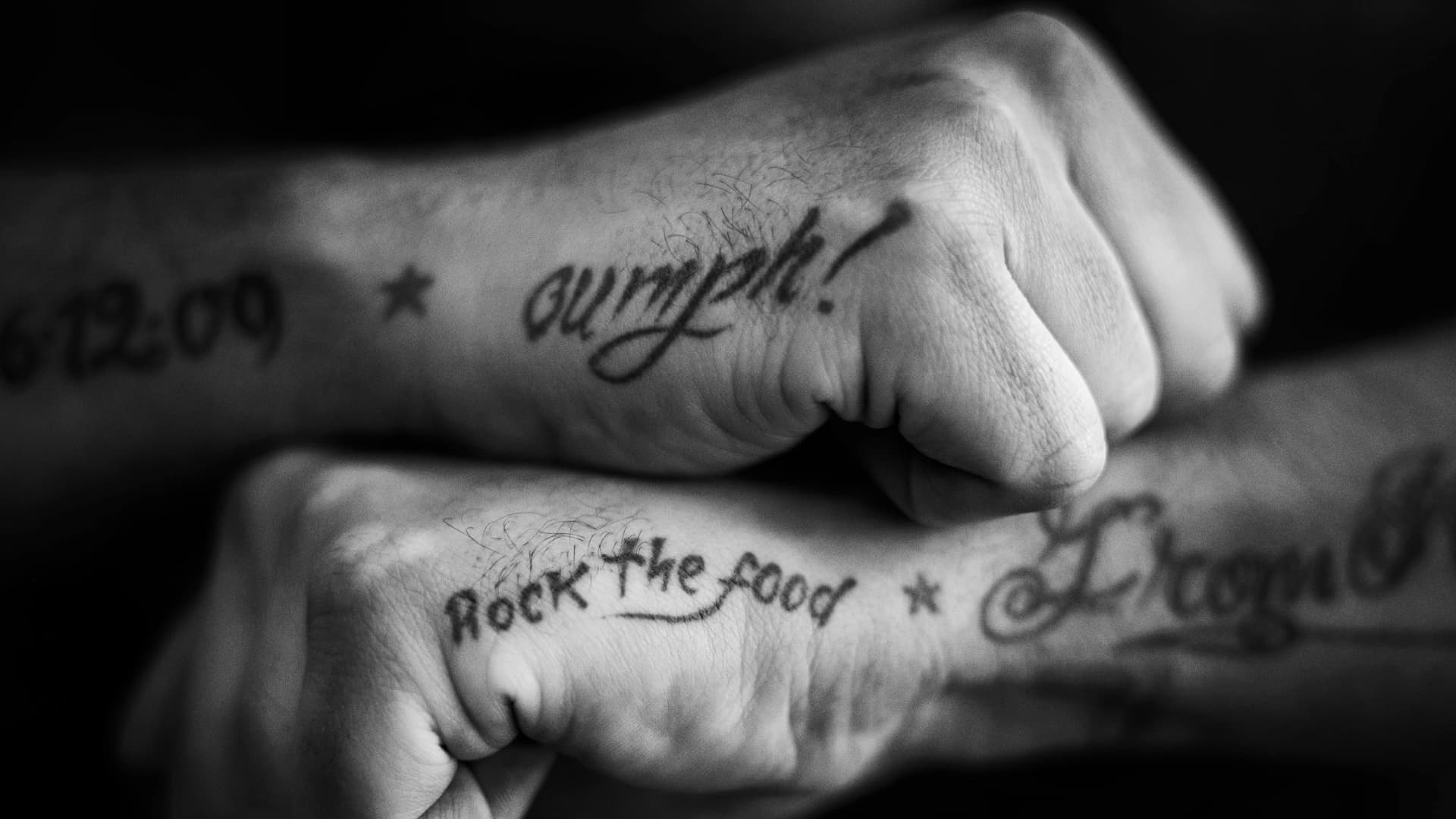 Händer tatuerade med oumph